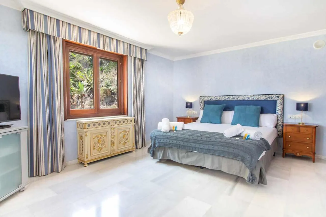 Castle Beach House Luxury Beachfront Villa Малага 0*,